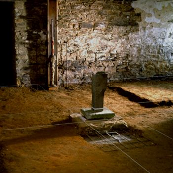 Pierre Courtois · Installation "Archéologie du lieu" · Traces et Tracés, atelier à Sorinne-la-longue, technique mixte · 1989