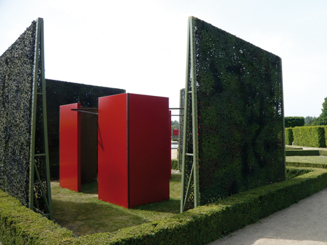 Pierre Courtois - "Points de clôture" - Installation (phase 1) - exposition "cabanes" - Château de Seneffe (B) - 2011 Vue de côté avec visibilité de la phase 4 dans le fond.