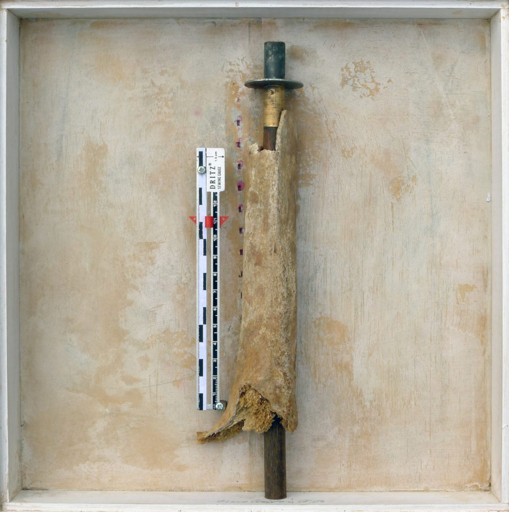 Pierre Courtois – Sans titre - Boîte, techniques mixtes - 30 x 30 x 5 cm - 2003