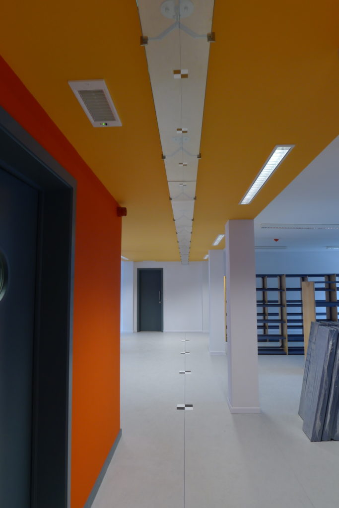 Pierre Courtois. Point à la ligne, Intégration couvrant 3 niveaux (sols, murs, plafonds) de la nouvelle bibliothèque de la Région wallonne, Jambes (BE). Détail - 2011
