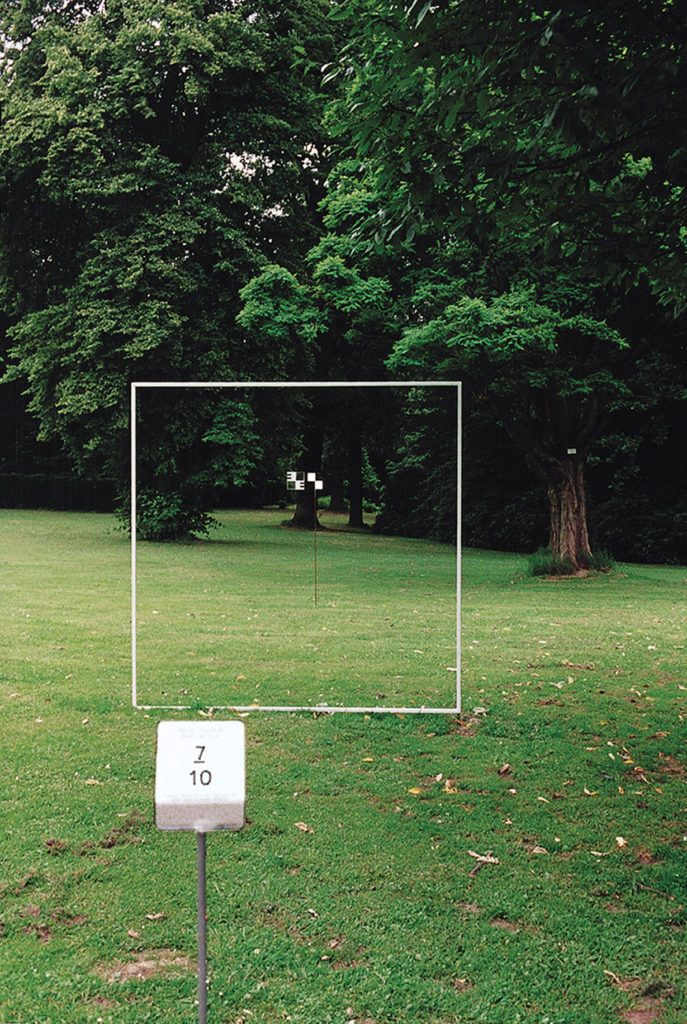 Pierre Courtois . Point de vue - Parcours de 10 points de vue cadrés par châssis avec mire de 10 x 10 cm . Parc du Musée Royal de Mariemont . 1999I